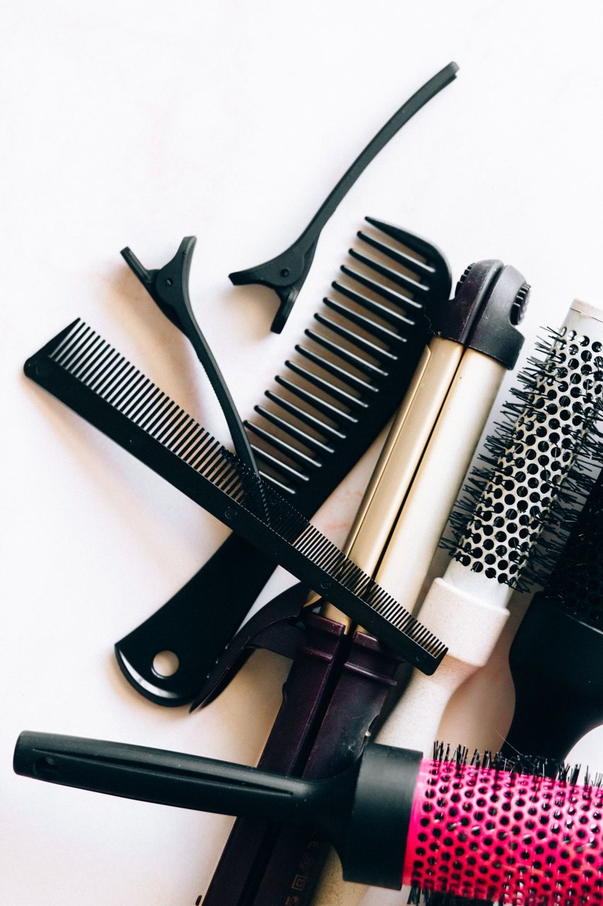 Free A collection of essential hairdressing tools and accessories for salon use. Stock Photo